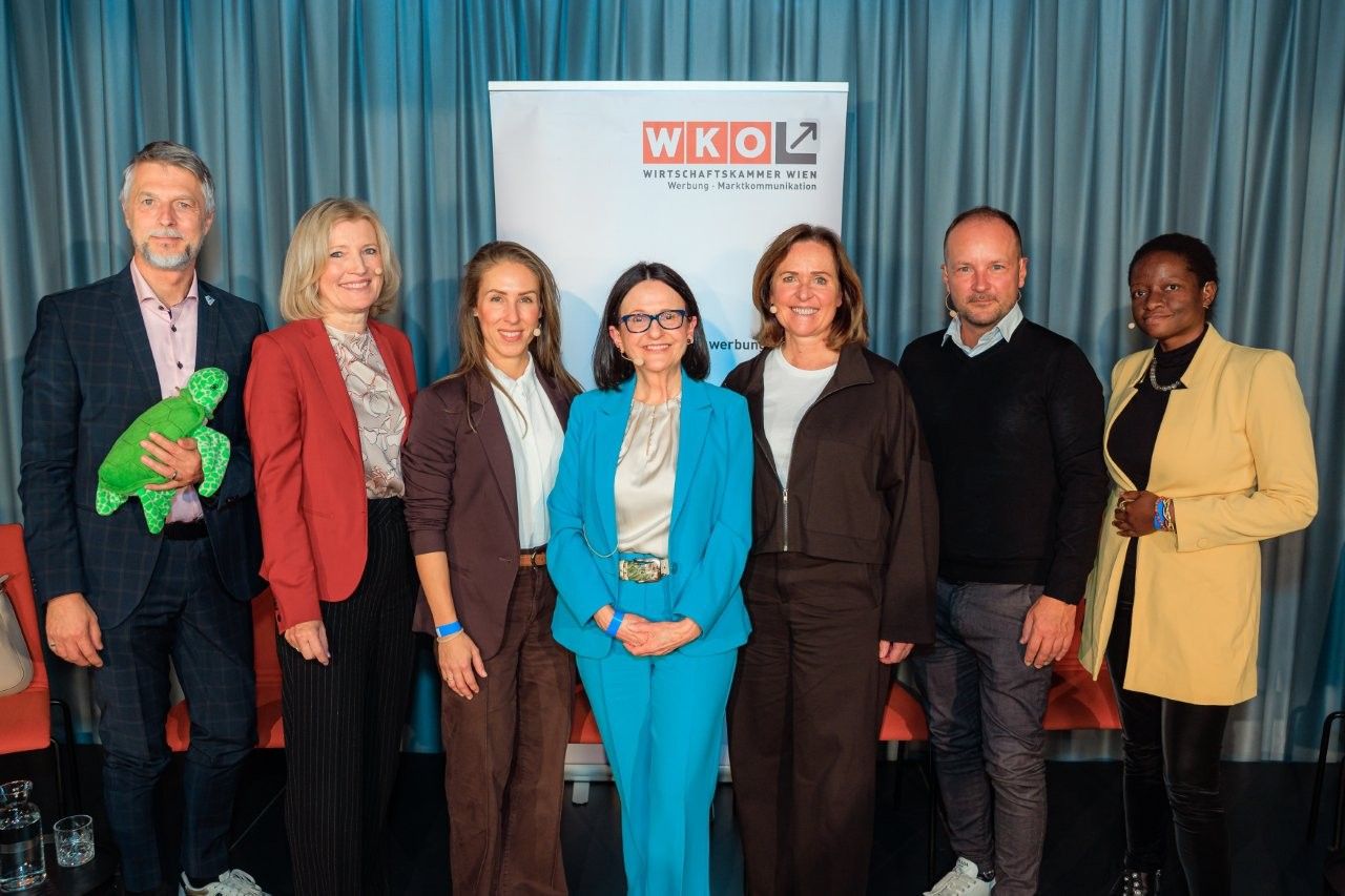 Leadersnet/A.Felten v.l. Hans Köppen, Geschäftsführer Haus des Meeres, Martina Salomon, Herausgeberin Kurier, Nicole Schlögl-Slavik, Leiterin Marketing & Produktmanagement Österreichische Post AG, Moderatorin Sigrid Neureiter-Lackner, Fachgruppe Werbung Wien, Angelika Sery-Froschauer, CEO SERY* Brand Communications GmbH, Roland Grafl, Roland Grafl, stv. Obmann Fachgruppe Werbung Wien, Emily Erker, LinkedIn Top Voice 2022.